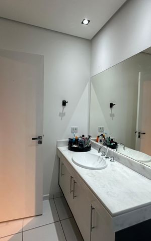 Casa de condomínio para alugar com 330m², 4 quartos e 5 vagas Casa de condomínio para alugar com 330m², 4 quartos e 5 vagasBanheiro da Suíte 3