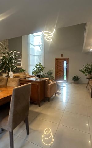 Casa de condomínio para alugar com 330m², 4 quartos e 5 vagas Casa de condomínio para alugar com 330m², 4 quartos e 5 vagasSala de Jantar
