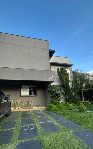 Casa de condomínio para alugar com 330m², 4 quartos e 5 vagas Casa de condomínio para alugar com 330m², 4 quartos e 5 vagasFachada