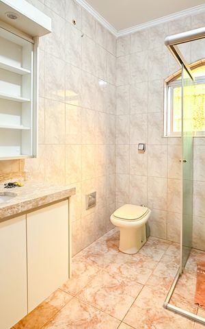 Casa à venda com 166m², 3 quartos e 2 vagas Casa à venda com 166m², 3 quartos e 2 vagasBanheiro Social