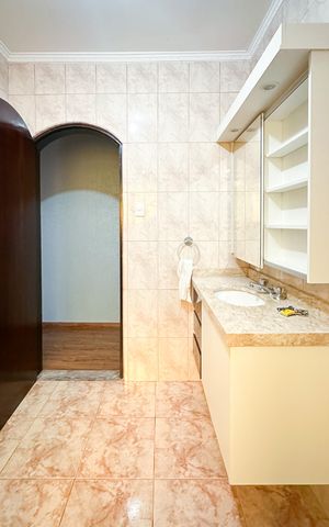 Casa à venda com 166m², 3 quartos e 2 vagas Casa à venda com 166m², 3 quartos e 2 vagasBanheiro Social