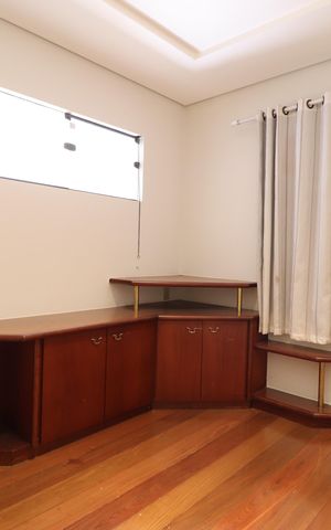 Casa para alugar com 294m², 4 quartos e 2 vagasEscritório