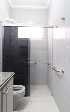 Casa para alugar com 294m², 4 quartos e 2 vagasBanheiro Social