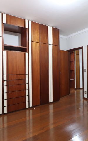 Casa para alugar com 294m², 4 quartos e 2 vagasSuíte