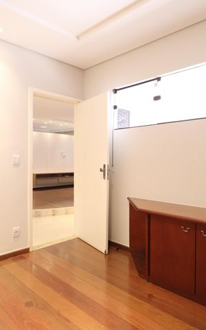 Casa para alugar com 294m², 4 quartos e 2 vagasEscritório