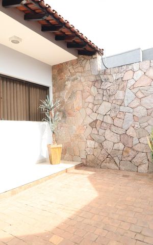 Casa para alugar com 294m², 4 quartos e 2 vagasFachada