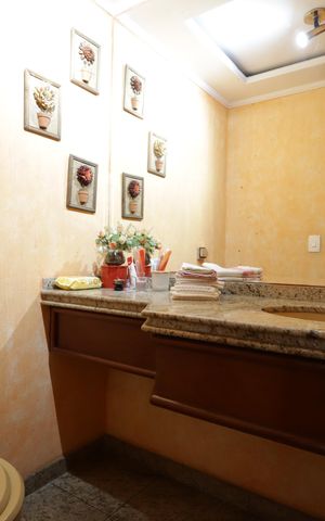 Casa de condomínio à venda com 156m², 4 quartos e 3 vagasLavabo