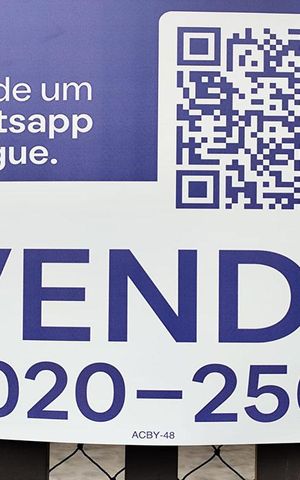 Casa à venda com 130m², 3 quartos e 2 vagas Casa à venda com 130m², 3 quartos e 2 vagasFachada