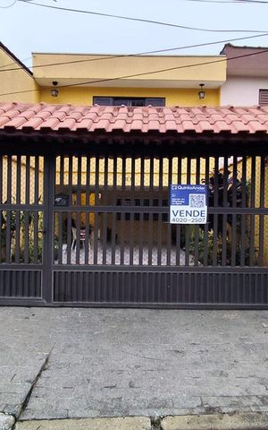 Casa à venda com 130m², 3 quartos e 2 vagas Casa à venda com 130m², 3 quartos e 2 vagasFachada