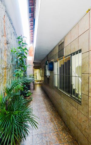 Casa à venda com 150m², 2 quartos e 6 vagasCorredor Lateral