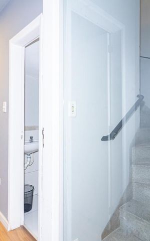 Casa à venda com 190m², 2 quartos e 2 vagas Casa à venda com 190m², 2 quartos e 2 vagasEscada