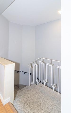 Casa à venda com 190m², 2 quartos e 2 vagas Casa à venda com 190m², 2 quartos e 2 vagasEscada