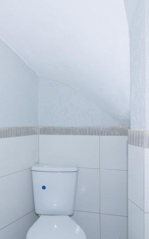 Casa à venda com 190m², 2 quartos e 2 vagas Casa à venda com 190m², 2 quartos e 2 vagasLavabo 1