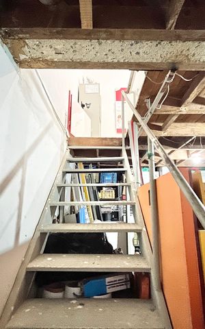 Casa para alugar com 379m², 7 quartos e 3 vagas Casa para alugar com 379m², 7 quartos e 3 vagasEscada