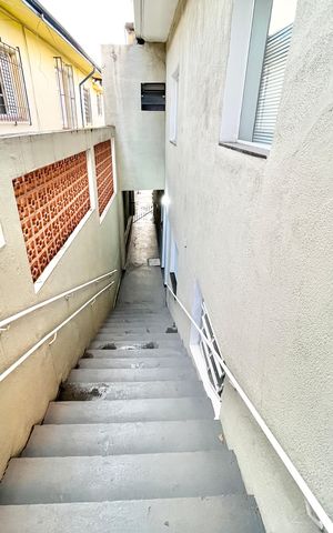 Casa para alugar com 379m², 7 quartos e 3 vagas Casa para alugar com 379m², 7 quartos e 3 vagasEscada