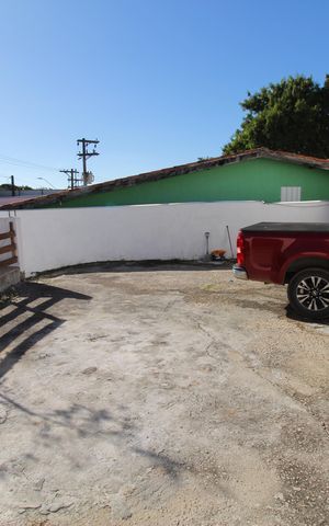 Casa para alugar com 300m², 3 quartos e 8 vagasQuintal