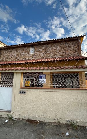 Casa à venda com 500m², 2 quartos e 3 vagasFachada + placa
