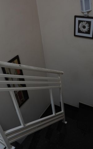 Casa à venda com 150m², 2 quartos e 2 vagasEscada