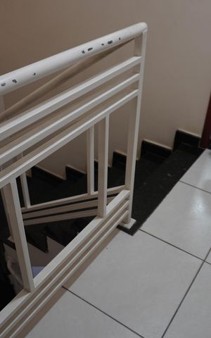 Casa à venda com 150m², 2 quartos e 2 vagasEscada