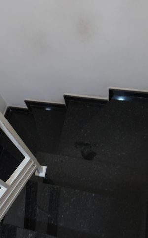 Casa à venda com 150m², 2 quartos e 2 vagasEscada
