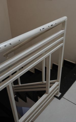 Casa à venda com 150m², 2 quartos e 2 vagasEscada