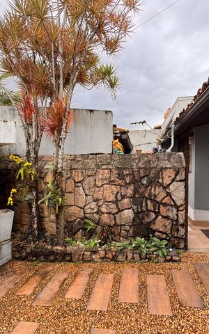 Casa de condomínio à venda com 145m², 4 quartos e 2 vagas Casa de condomínio à venda com 145m², 4 quartos e 2 vagasÁrea externa