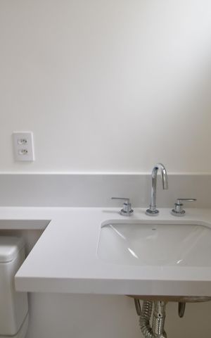 Casa de condomínio à venda com 586m², 4 quartos e 4 vagasBanheiro de serviço
