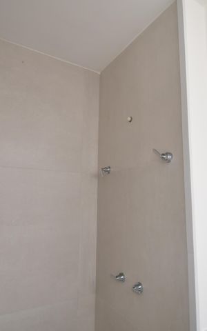 Casa de condomínio à venda com 586m², 4 quartos e 4 vagasBanheiro de serviço