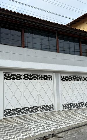 Casa à venda com 300m², 3 quartos e 3 vagas Casa à venda com 300m², 3 quartos e 3 vagasFachada