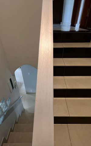 Casa à venda com 280m², 3 quartos e 2 vagas Casa à venda com 280m², 3 quartos e 2 vagasEscada