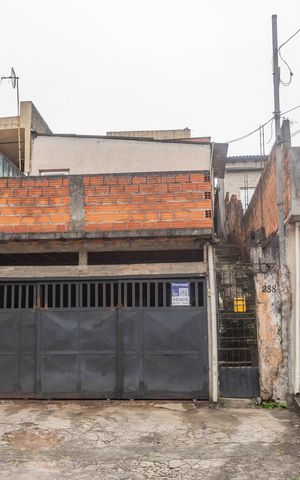 Casa à venda com 150m², 2 quartos e 2 vagas Casa à venda com 150m², 2 quartos e 2 vagasFachada + placa