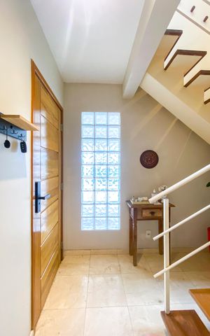 Casa de condomínio à venda com 241m², 3 quartos e 3 vagas Casa de condomínio à venda com 241m², 3 quartos e 3 vagasHall de entrada