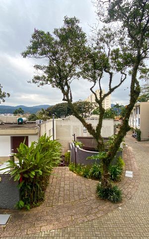 Casa de condomínio à venda com 241m², 3 quartos e 3 vagas Casa de condomínio à venda com 241m², 3 quartos e 3 vagasVista
