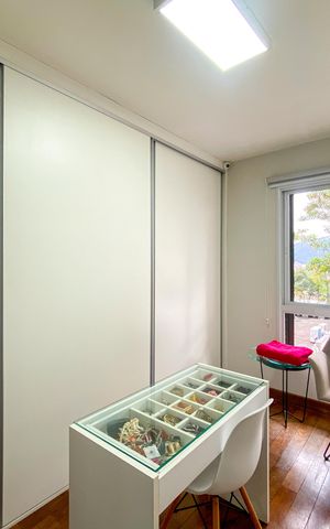 Casa de condomínio à venda com 241m², 3 quartos e 3 vagas Casa de condomínio à venda com 241m², 3 quartos e 3 vagasCloset da Suíte 3