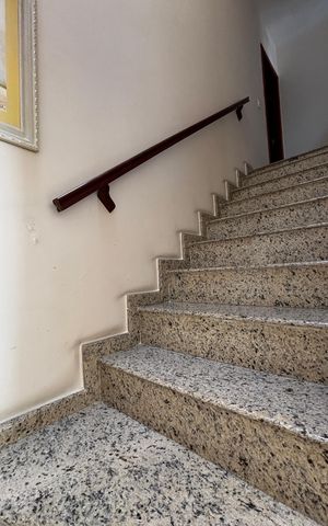Casa à venda com 225m², 3 quartos e 4 vagasEscada