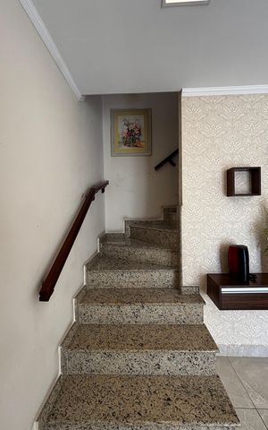 Casa à venda com 225m², 3 quartos e 4 vagasEscada