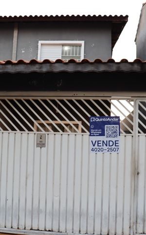 Casa à venda com 140m², 3 quartos e 2 vagas Casa à venda com 140m², 3 quartos e 2 vagasFachada