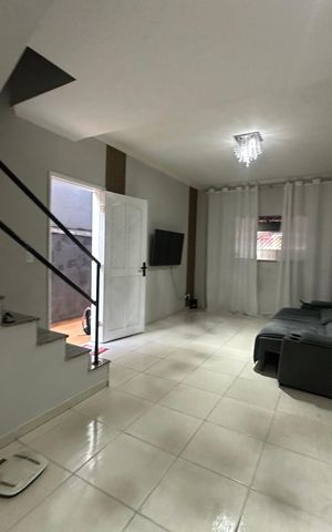 Casa à venda com 140m², 3 quartos e 2 vagas Casa à venda com 140m², 3 quartos e 2 vagasSala