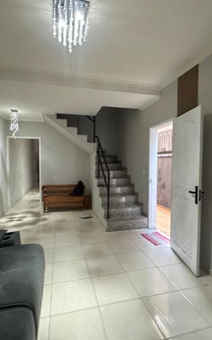 Casa à venda com 140m², 3 quartos e 2 vagas Casa à venda com 140m², 3 quartos e 2 vagasSala