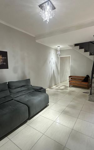 Casa à venda com 140m², 3 quartos e 2 vagas Casa à venda com 140m², 3 quartos e 2 vagasSala