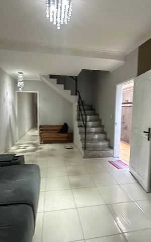 Casa à venda com 140m², 3 quartos e 2 vagas Casa à venda com 140m², 3 quartos e 2 vagasSala