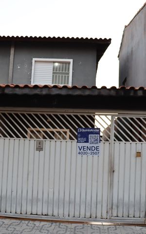 Casa à venda com 140m², 3 quartos e 2 vagas Casa à venda com 140m², 3 quartos e 2 vagasFachada