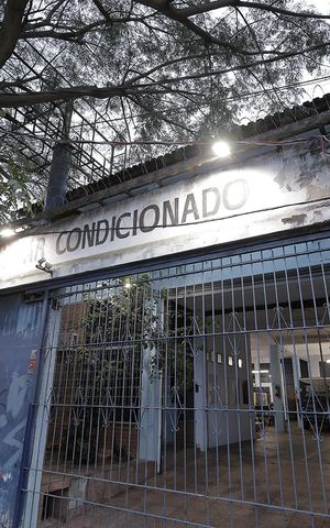 Apartamento à venda com 180m², 3 quartos e sem vaga Apartamento à venda com 180m², 3 quartos e sem vagaFachada