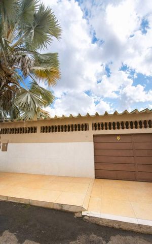 Casa à venda com 220m², 3 quartos e 2 vagas Casa à venda com 220m², 3 quartos e 2 vagasFachada
