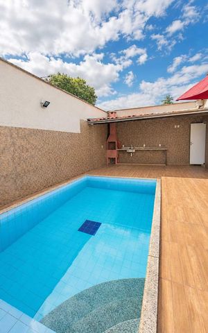 Casa à venda com 220m², 3 quartos e 2 vagas Casa à venda com 220m², 3 quartos e 2 vagasPiscina