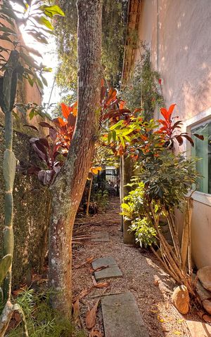 Casa de condomínio à venda com 360m², 4 quartos e 3 vagas Casa de condomínio à venda com 360m², 4 quartos e 3 vagasÁrea externa