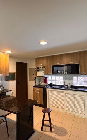 Casa de condomínio à venda com 360m², 4 quartos e 3 vagas Casa de condomínio à venda com 360m², 4 quartos e 3 vagasCozinha