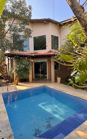 Casa de condomínio à venda com 360m², 4 quartos e 3 vagas Casa de condomínio à venda com 360m², 4 quartos e 3 vagasÁrea externa