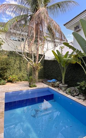Casa de condomínio à venda com 360m², 4 quartos e 3 vagas Casa de condomínio à venda com 360m², 4 quartos e 3 vagasÁrea externa