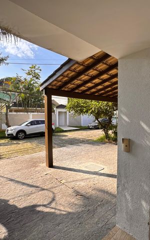Casa de condomínio à venda com 360m², 4 quartos e 3 vagas Casa de condomínio à venda com 360m², 4 quartos e 3 vagasÁrea externa